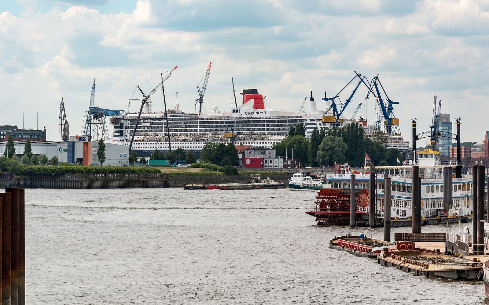 Queen Mary 2 at sea